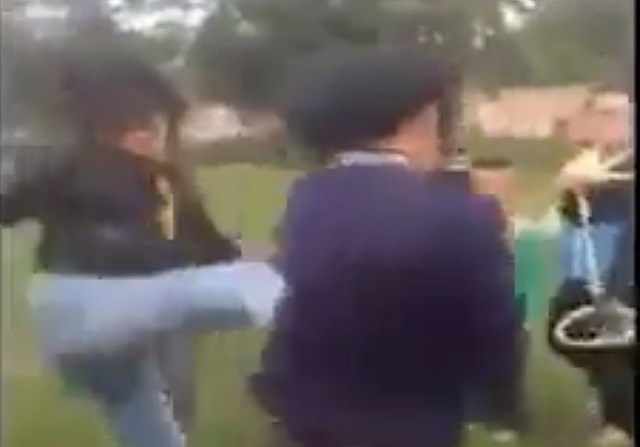 Nữ sinh lớp 10 bị đánh hội đồng ở công viên