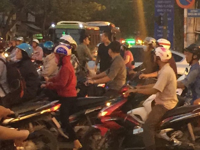 Tuấn Hưng khoe giải cứu tắc đường trên phố Sài Gòn