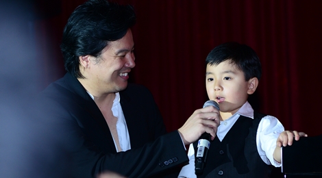 Thần đồng 5 tuổi gốc Việt khiến khán giả Sài Gòn thán phục