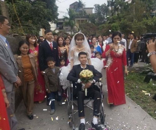 Cảm động với hình ảnh cô dâu xinh đẹp đẩy xe lăn cùng chồng vào lễ đường