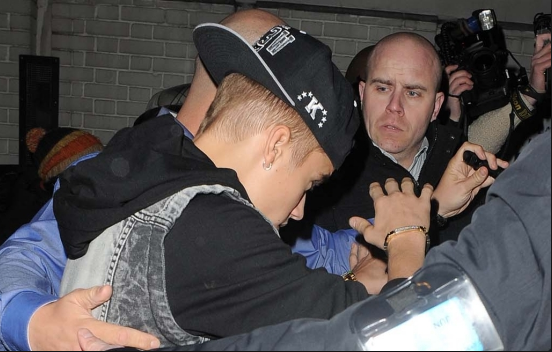 Justin Bieber đang bị truy nã vì tội hành hung và cướp giật