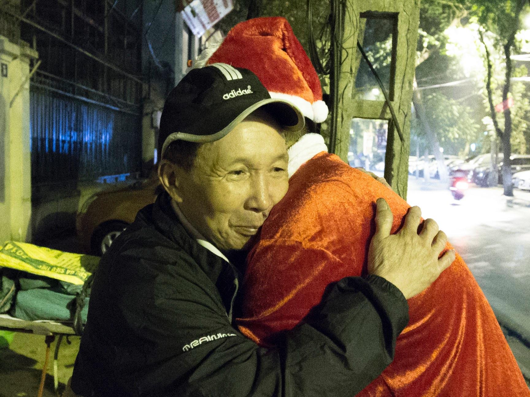 "Ông già Noel" lặn lội đêm hôm tặng quà cho người vô gia cư