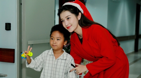 Không chạy show, Huyền My hoá "nàng tiên Noel" đi từ thiện