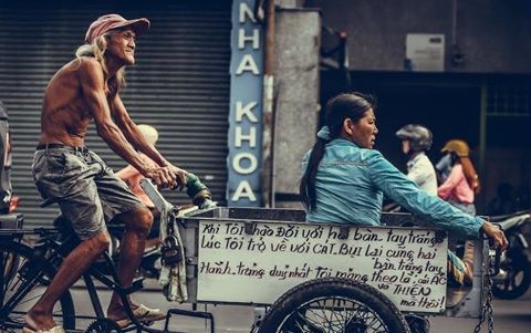 Khoảnh khắc đẹp của người đàn ông đạp xe ba gác ở Sài Gòn