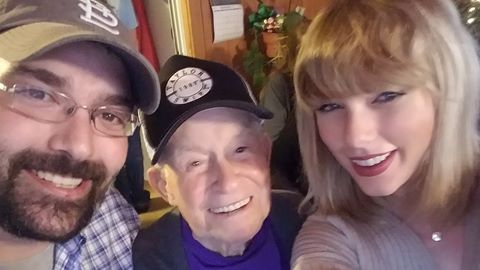 Taylor Swift bất ngờ thăm nhà fan nam 96 tuổi