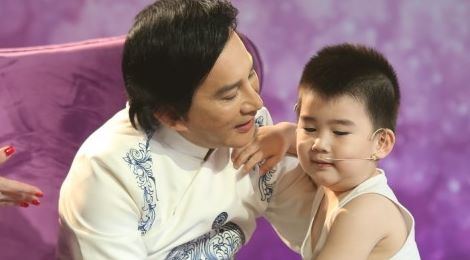 Con trai 3 tuổi của Kim Tử Long đáng yêu trên sân khấu
