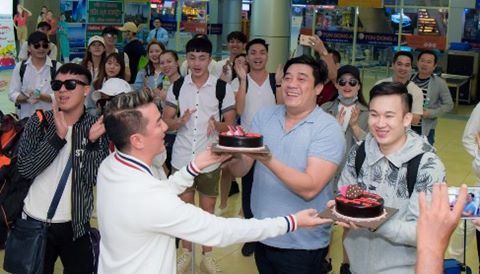 Mr. Đàm tổ chức sinh nhật cho Dương Triệu Vũ ở sân bay