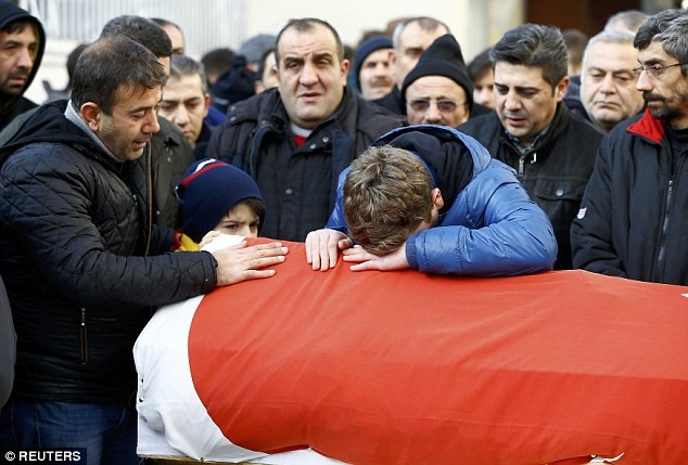 Người Thổ Nhĩ Kỳ đưa tang nạn nhân vụ xả súng đầu năm mới