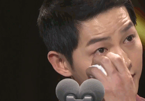 Song Joong Ki và Park Bo Gum “mít ướt” trên sân khấu nhận giải