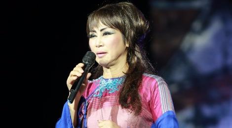 Danh ca Lê Uyên khóc khi được hát ở Hà Nội sau 60 năm