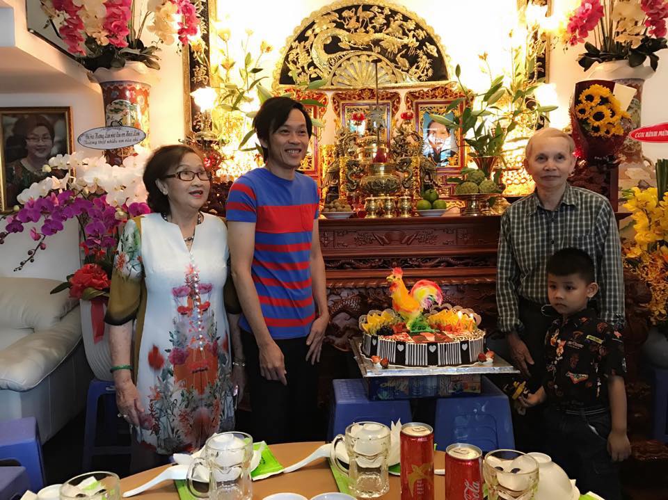 Hoài Linh "cười tít mắt" vì được bố mẹ tổ chức mừng sinh nhật
