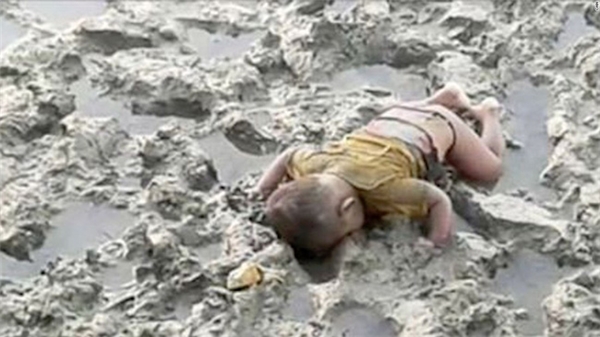Ám ảnh hình ảnh đứa trẻ tị nạn 16 tháng tuổi chết úp mặt trên bùn
