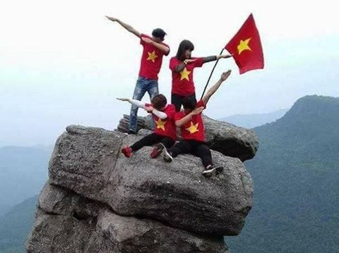 Giới trẻ tìm ra "mỏm đá sống ảo" mới tại Quảng Ninh