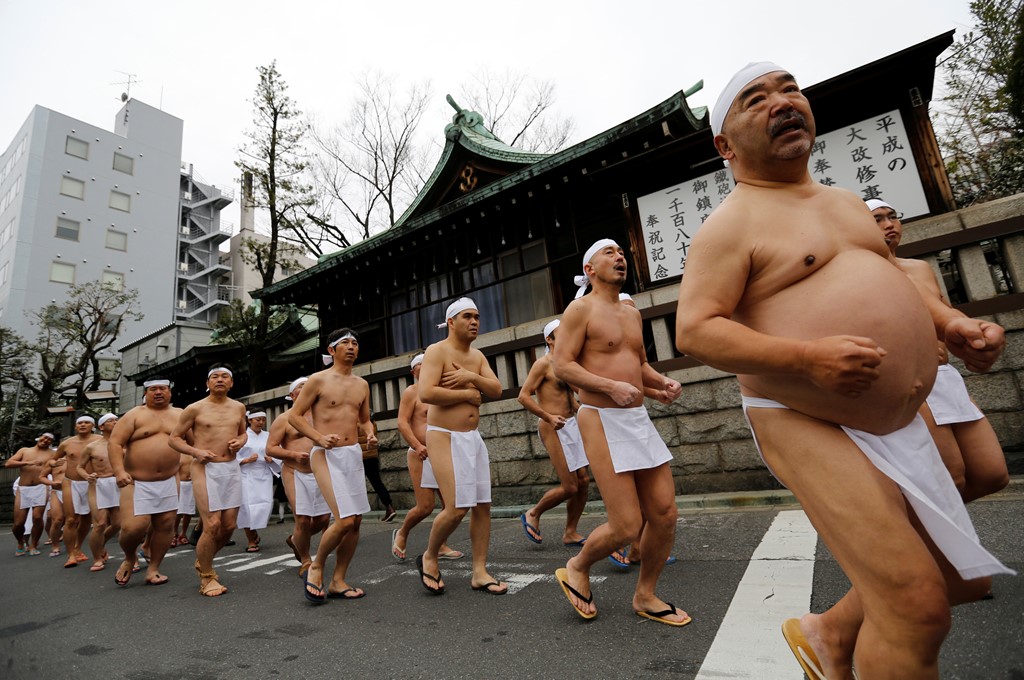 Mặc khố, tắm nước đá đón năm mới ở Nhật