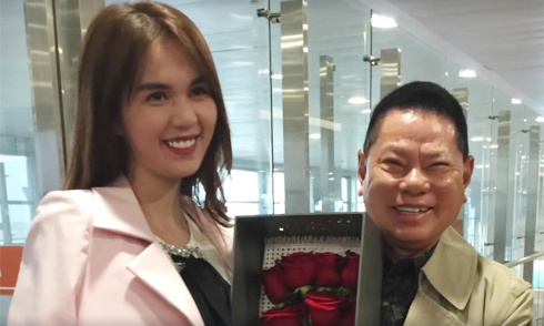 Tỷ phú Hoàng Kiều tặng hoa hồng, đón Ngọc Trinh ở sân bay