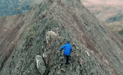 Chàng trai liều mạng leo núi như đi bộ