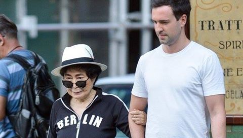 Vợ 84 tuổi của John Lennon dạo phố với bạn trai kém 50 tuổi