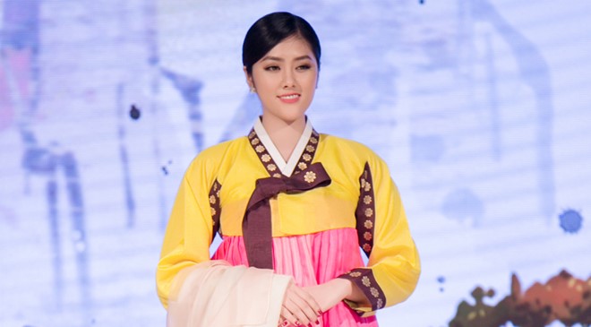 Chân dài 9X Huỳnh Tiên và người đẹp Hàn Quốc đổi trang phục