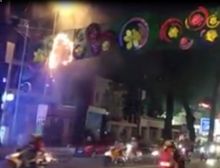 Đèn trang trí Tết trên đường phố Sài Gòn bốc cháy