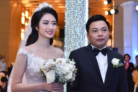 Hoa hậu Thu Ngân rạng rỡ bên chồng đại gia trong tiệc cưới