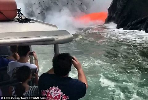 Hàng trăm tấn dung nham phun trào trước thuyền du lịch