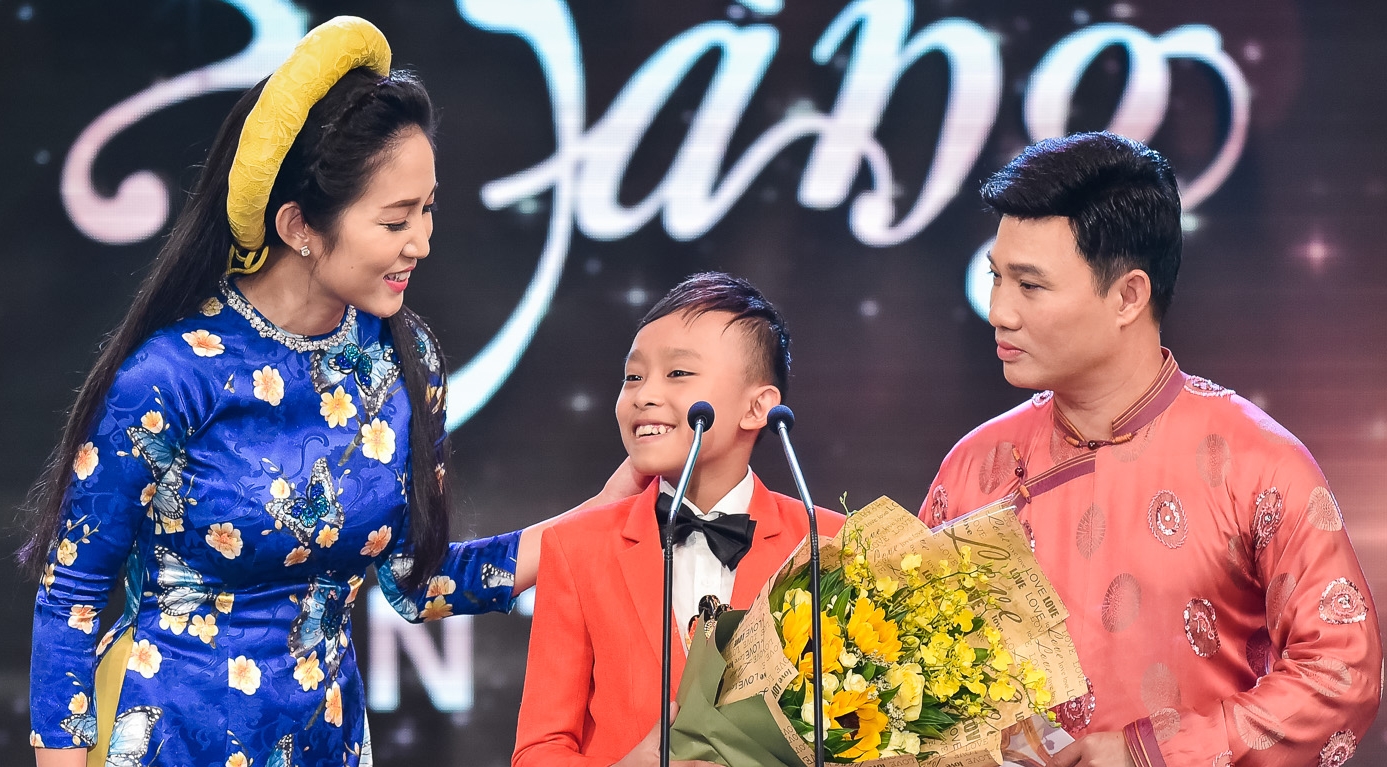 Hồ Văn Cường lúng túng khi nhận giải Mai Vàng