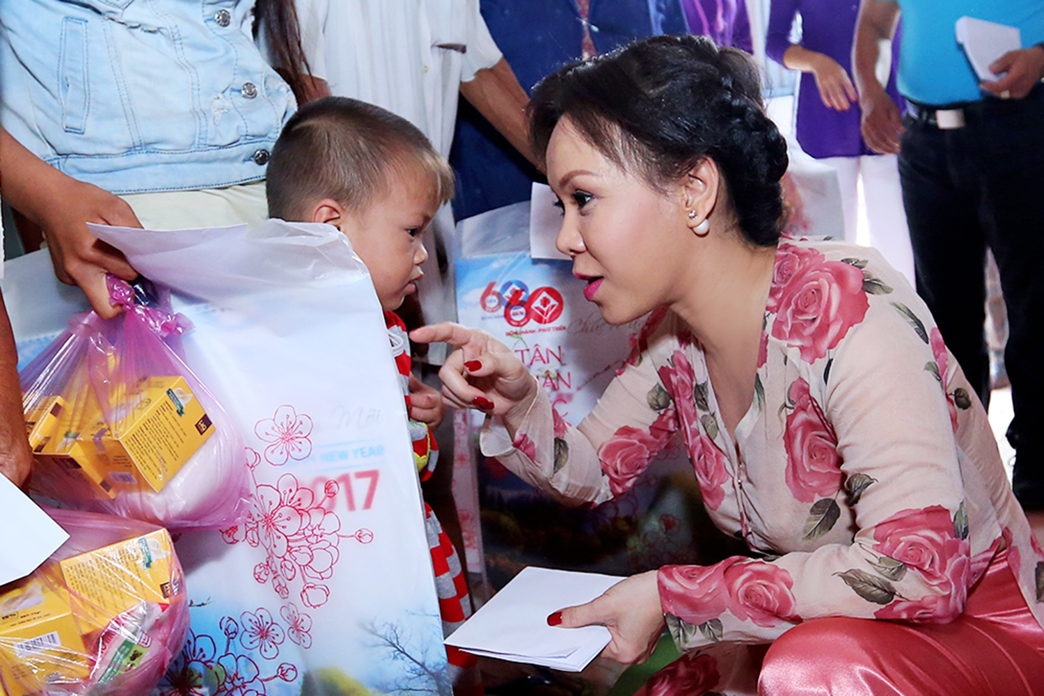 Việt Hương trao 100 phần quà cho người nghèo dịp Tết