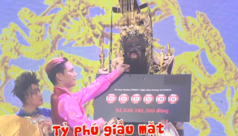 Hoài Linh đeo mặt nạ nhận 92 tỷ đồng trong kịch Táo Quân