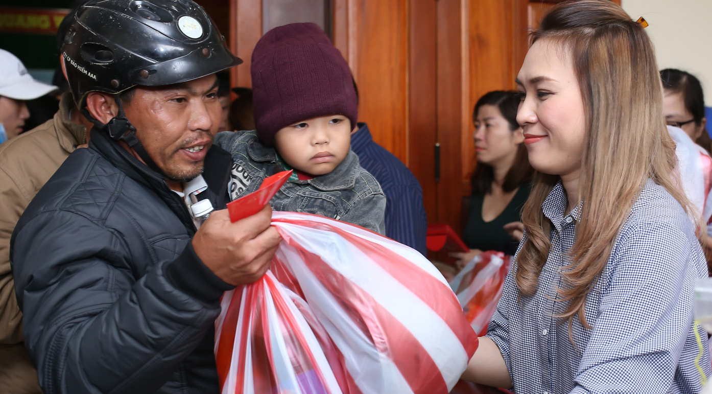 Mỹ Tâm tặng quà Tết cho bà con nghèo Quảng Nam