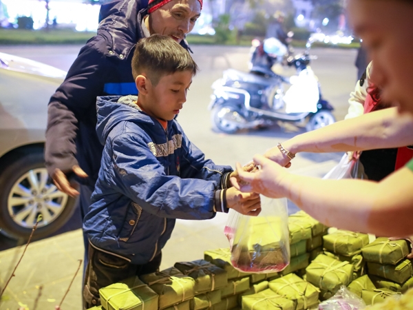 Ấm lòng quầy bánh chưng miễn phí cho người nghèo ở Hà Nội