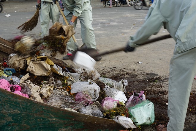Dọn rác xuyên đêm giao thừa ở Sài Gòn