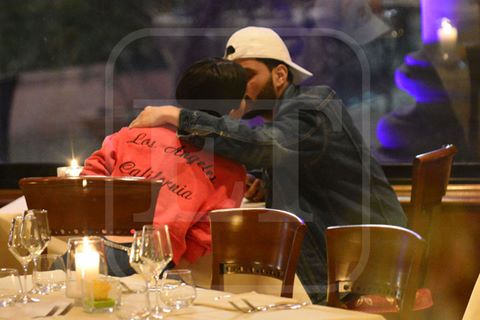 Selena Gomez lại hôn The Weeknd giữa nơi đông người