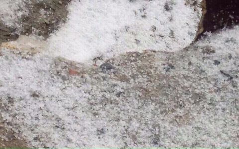 Mưa đá trắng đường lên đỉnh Fansipan gây lầm tưởng tuyết rơi