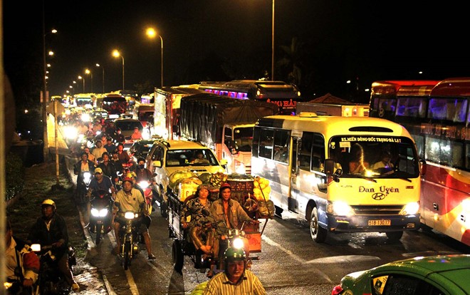Người dân về Sài Gòn khiến giao thông ùn tắc lúc rạng sáng