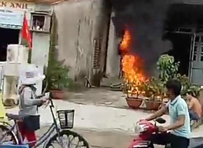 Giận vợ, chồng đốt 2 xe máy