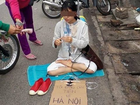 Cô gái ngồi giữa đường xin tiền về Hà Nội