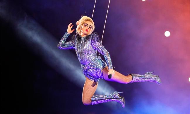 Lady Gaga đu dây, nhào lộn tại Super Bowl 2017