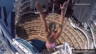 Màn nhảy cầu từ độ cao 16 m xuống bể bơi sâu nhất thế giới