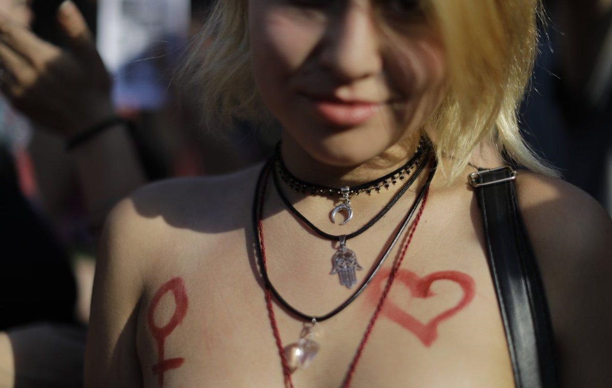 Argentina: Chị em ngực trần biểu tình đòi quyền bán khỏa thân
