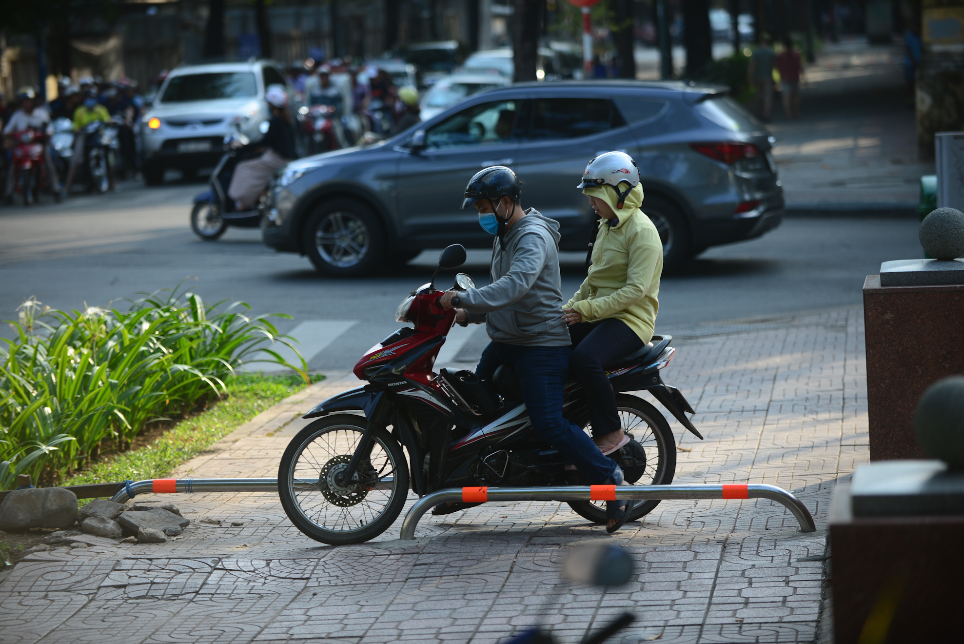 Barie vỉa hè Sài Gòn bị người thiếu ý thức vô hiệu hóa