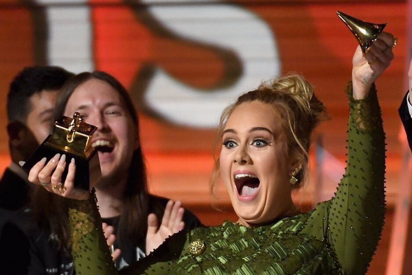 Grammy 2017: Sau sự cố chửi thề, Adele đại thắng Beyoncé
