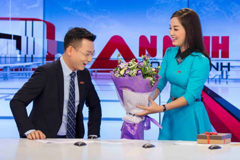 Minh Hương khiến đồng nghiệp bối rối khi tặng quà Valentine