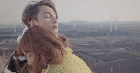 Sơn Tùng M-TP ôm ấp "bạn gái" trong MV Valentine