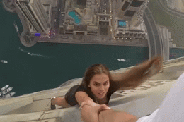 9X bám một tay vào bạn trai trên mép tòa nhà cao 306 m