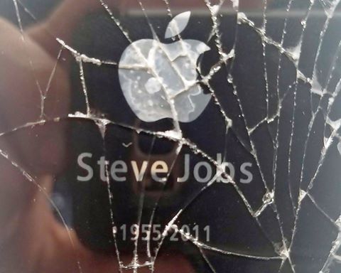Chiếc iPhone 4S vỡ kính giá 150.000 USD trên eBay