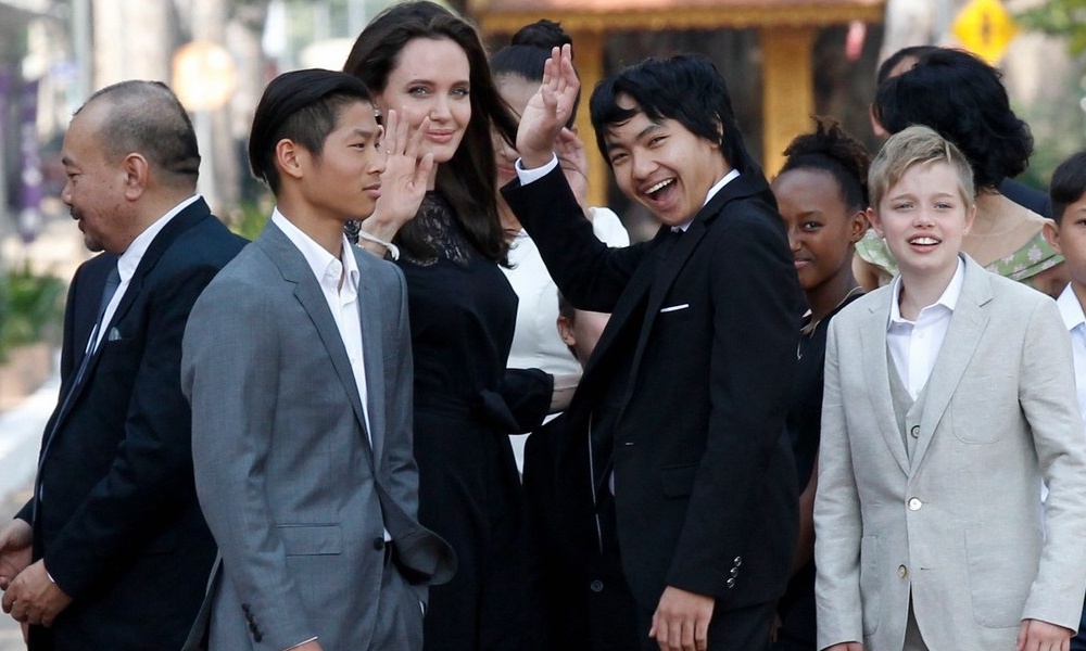 Angelina Jolie và các con xuất hiện trên thảm đỏ ở Campuchia