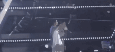 EXO bị ném chai thủy tinh lên sân khấu khi cúi chào khán giả