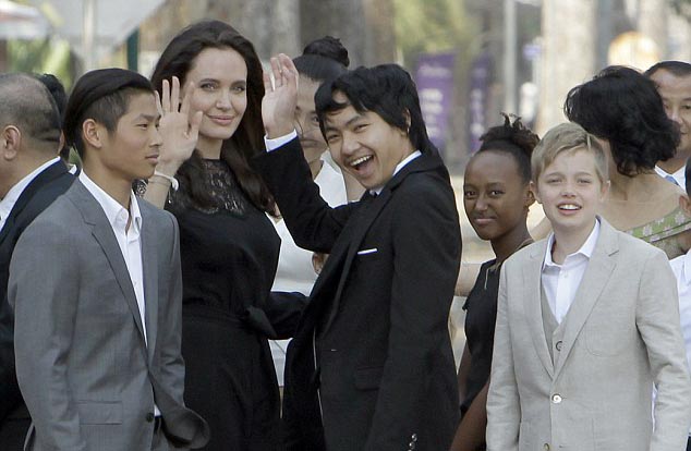 Angelina Jolie vẫn coi Brad Pitt và các con là gia đình