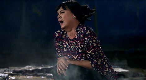 Nghệ sĩ Hữu Châu gào khóc khi gánh lô tô bị cháy trong phim