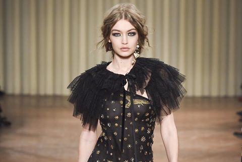 Chị em siêu mẫu 9X Gigi Hadid đổ bộ Milan Fashion Week